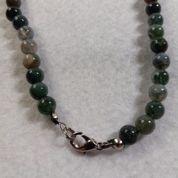 Beaded Polished Stone Chili Pepper Design Center Multiple shades Green Necklace - Picture 6 of 7